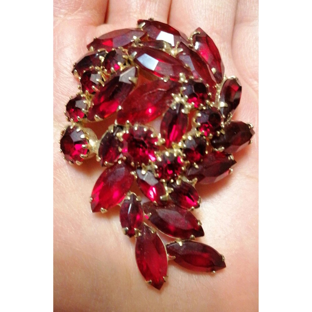 Vintage Juliana Marquise RUBY Red Facet Rhinestone Brooch Pin Gold Tone